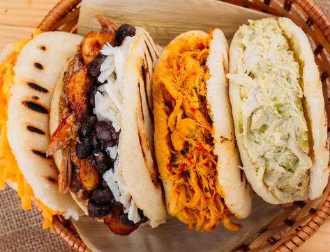 Te compartimos datos sobre este eterno dilema y, además, te decimos cuáles son los ingredientes básicos de una arepa como se come actualmente. The post ¿Las arepas son colombianas o venezolanas? appeared first on Gourmet de México. Colombian Dishes, Venezuelan Food, Popular Side Dishes, American Dishes, Big Meals, Best Dishes, Breakfast Time, Breakfast Dishes, Satisfying Food