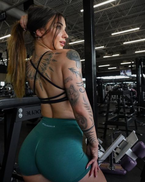 Sara Fiorvento | wearing green 🤍🧚🏽✨🫶🏽 @alphalete code: SEZZY #gymgirl #gymmotivation #gyminspiration #tattoo | Instagram Sara Safari, Muscle Mummy, Woman Muscle, Muscle Mommies, Stephanie Sanzo, 2020 Outfits, Muscle Mommy, Tattoo Instagram, Gym Art