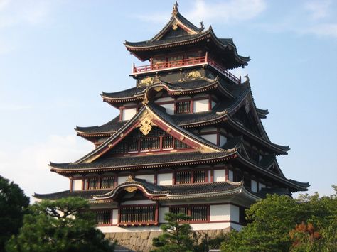 Castle in Japan Kinkaku ji kyoto   http://exploretraveler.com/  http://exploretraveler.net Japanese Guide, Castle Fortress, Japanese Castles, Japanese Buildings, Ancient Chinese Architecture, Traditional Japanese Architecture, Japanese Castle, Japan Architecture, Japanese Temple