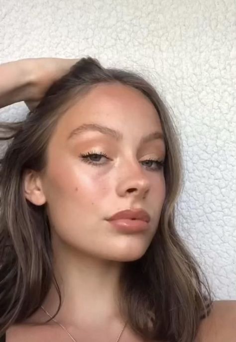 (paid link) Makeup ideas and Tutorials - How to Apply Makeup Makeup For Brunettes With Brown Eyes, Light Brown Eye Makeup, Honey Makeup Look, Makeup Videos Tik Tok, Light Grunge Makeup, Natural Light Makeup, Light Makeup Natural, Medium Aesthetic, Aesthetic Honey