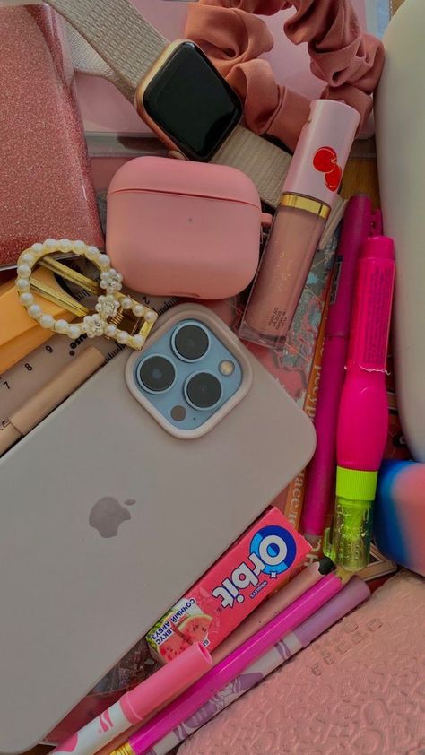 Back To University, Inside My Bag, Pink Lifestyle, Purse Essentials, Iphone Obsession, Handbag Essentials, What In My Bag, Pink Girly Things, November 11