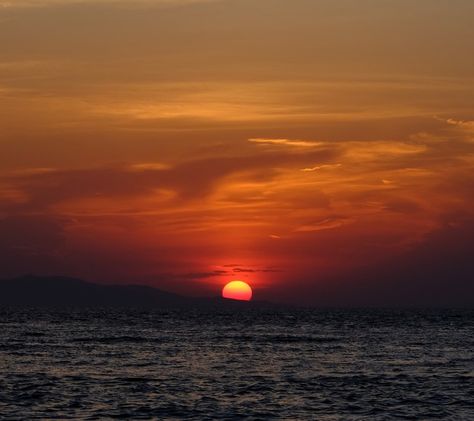 Feeling alike the sun, that perishes beyond the horizon to revive on the other side of the world ☄️ • • • #photography #photo #fujifilm #fujifilmxt3 #fujifilmphotography #sun #sunset #sunphotography #thoughts #me #sea Sunlight Zone Ocean, Sun Set Real Pic, Ocean Golden Hour, Sunset Reflection On Water, Sun Setting Over Ocean, Beyond The Horizon, World Photography, The Horizon, The Other Side