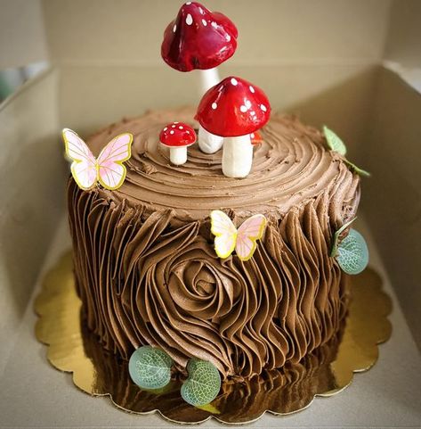 Garden Themed Cakes Ideas, Mushroom Shaped Cake, Mushroom Cake Ideas, Postres Aesthetic, Enchanted Forest Cake, Zoe Cake, Happy Birthday Sweetheart, Whole Foods Cake, Woodland Fairy Birthday Party