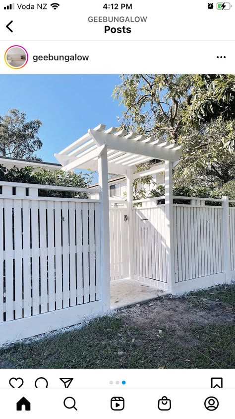 Front Fence With Arbour, Front Fence Arbour, Coastal Gate Entrance, White Front Fence Ideas, Beach Fence Ideas, Beach House Fence Ideas, Beach House Fence, White Fence Front Yard, White Picket Fence Front Yard