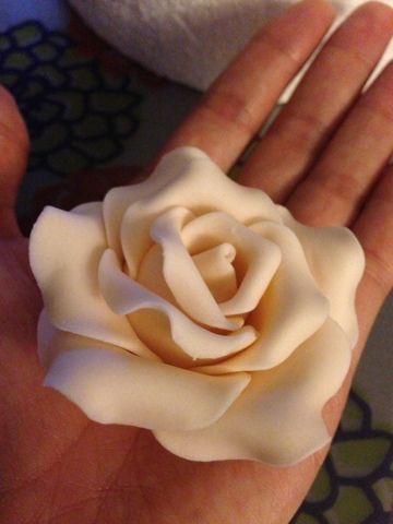 En Dulz Arte y más: Rosa de fondant paso a paso Cooking Lover, Gift Cake, Gum Paste, Floral Rings, Fondant, Cake Decorating, Food And Drink, Cake, Sugar Paste