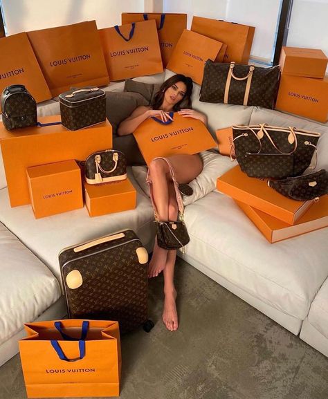 Louis Vuitton Fan Page: “😍 @kendalljenner  @letthelordbewithyou  #lv #louisvuitton #lvbags” Scott Disick, Rich Girl Lifestyle, Luxury Lifestyle Dreams, Winona Ryder, Future Lifestyle, Kardashian Jenner, Rich Girl, Lv Bag, Scarlett Johansson