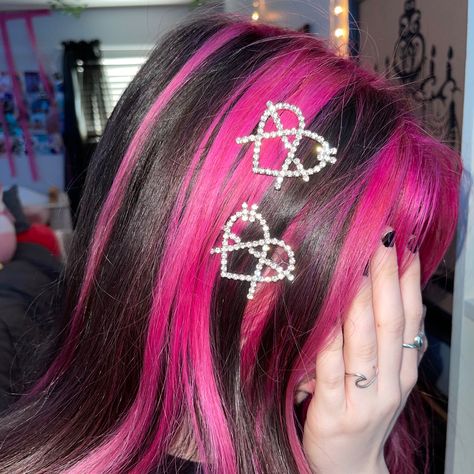 Red And Pink Highlights Brunettes, Pink Draculaura Hair, Monster High Pink Hair, Pink Hair Streaks With Bangs, Pink Hair Dye Colors, Draculaura Hair Aesthetic, Scene Hair Aesthetic, Draculaura Nails Aesthetic, Black N Pink Hair