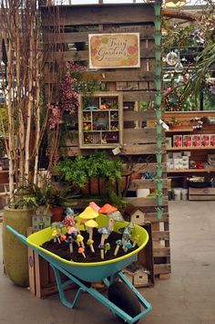 Retail Garden Displays, Summer Shop Display Ideas, Tree Display Retail, Fairy Garden Display Ideas, Garden Shop Ideas, Garden Display Ideas, Garden Center Ideas, Plant Store Display, Garden Shop Display