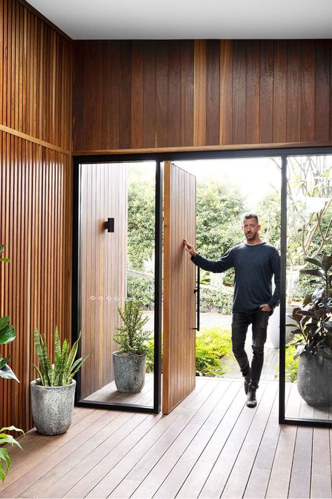 Bungalow Front Door, Japandi House Exterior, Japandi Exterior, Australia Beach House, Bazaar Design, Lakeview House, Mum Garden, Twilight House, Scandi Rustic