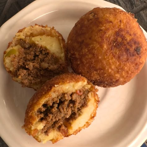 Papas Rellenas Recipe, Beef Patties Recipes, Puerto Rican Food, Stuffed Potato, Potato Balls, Puerto Rico Food, Instant Potatoes, Boricua Recipes, Rican Food