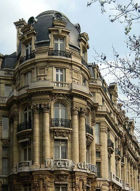 Famous Buildings and Structures | The Second Empire style on the Champs Elysées. Modern Classical Architecture, Haussmann Architecture, Western Architecture, Empire Architecture, Elysee Palace, French Buildings, Nutrition Coaching, Neoclassical Architecture, Fitness Programs