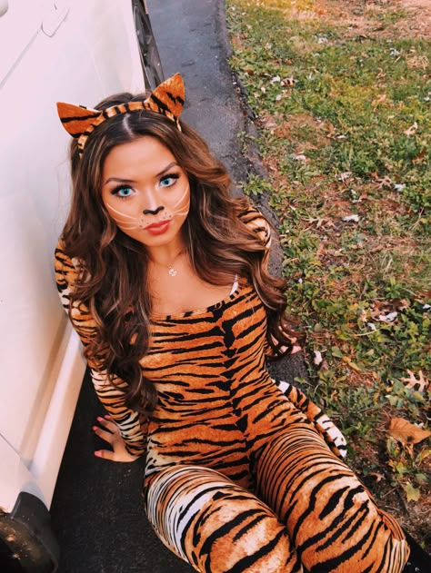 Tiger Costume Women, Party Animal Costume, Tiger Halloween Costume, Scary Couples Halloween Costumes, Tiger Halloween, Tropical Safari, Aladdin Costume, Animal Halloween Costumes, Tiger Costume