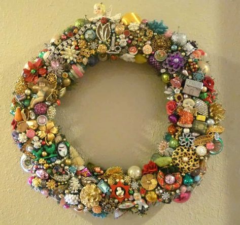 Glittering Upcycling: 14 Unique Ways to Reuse Old or Broken Jewelry Jewelry Wreath, Old Jewelry Crafts, Costume Jewelry Crafts, Jeweled Christmas Trees, Jewelry Repurposed, Vintage Jewelry Ideas, Vintage Jewelry Repurposed, Jeweled Christmas, Jewelry Christmas Tree