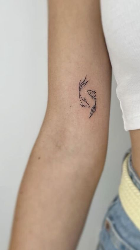 Simple Sea Creature Tattoo, Last Minute Tattoos, Minimal Sea Tattoo, Fish Swimming Tattoo, Breeze Tattoo, Sea Creature Tattoo Ideas, Small Sea Tattoo, Tattoo Mar Ocean, Fish Tattoo Women