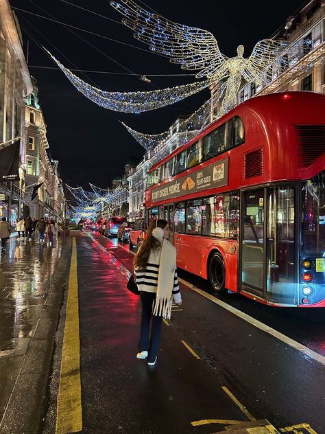 London Instagram Pictures Christmas, London Life Aesthetic Winter, London Cristhmas Aesthetic, London Christmas Photo Ideas, London Pictures Ideas Winter, Christmas In London Outfits, London Aesthetic Christmas, London Christmas Outfit, London Aesthetic Winter