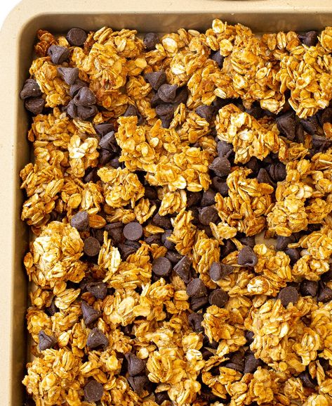 Peanut Butter Chocolate Chip Granola - Chef Savvy Peanut Butter Chocolate Chip Granola, Chocolate Protein Balls, Chocolate Chip Granola, Chef Savvy, Homemade Chinese Food, Granola Recipe Homemade, Peanut Butter Granola, Honey Oats, Healthy Breakfast Recipes Easy