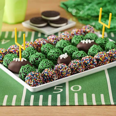 Oreo Ball Footballs, Football Oreo Truffles, Football Season Desserts, Eagles Football Snacks, Football Oreo Balls, Cake Pops Football, Football Baked Goods, Super Bowl Cake Pops, Superbowl Cookies