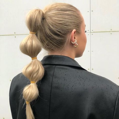 Bubble-Ponytail Tutorial and Hairstyle Inspiration Ponytail Tutorial, Bubble Ponytail, Peinados Recogidos, Back To School Hairstyles, Sleek Ponytail, Ponytail Styles, Mode Inspo, Hairstyles For School, Aesthetic Hair