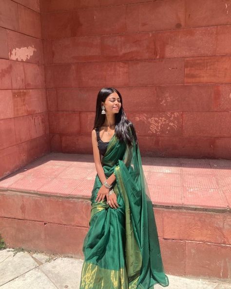 Dark Green Saree Aesthetic, Indian Street Style Outfits, Emerald Saree, Sari Aesthetic, Farewell Saree, Farewell Sarees, Desi Fits, Saree Wearing Styles, Saree Wearing