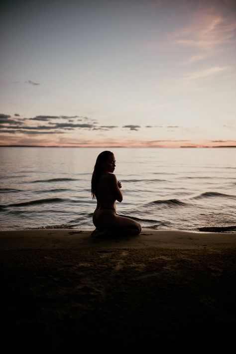 Sunset beach portrait by Ottawa Photographer Shawn Moreton Sunrise Beach Shoot, Fish Moodboard, Beach Posing, Beach Fotos, Sunset Photoshoot Ideas, Maternity Silhouette, Boudiour Poses, Beach Session, Beach Sessions