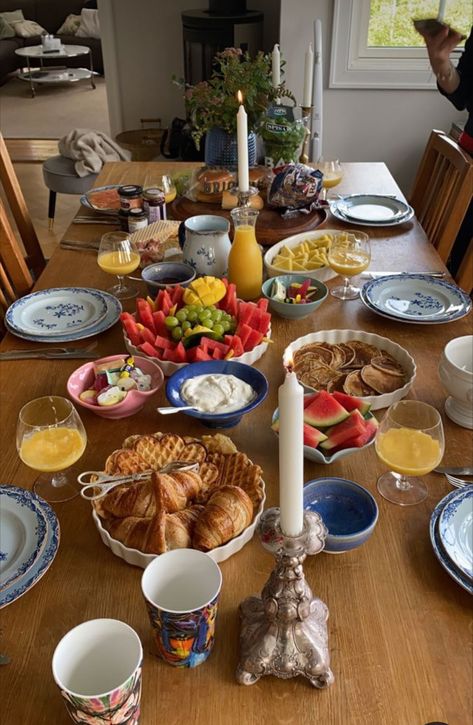 Brunch Inspo Breakfast, Bday Brunch Aesthetic, Family Style Brunch, Breakfast With Family Aesthetic, Mothers Day Brunch Aesthetic, Breakfast Mothers Day, Breakfast Party Aesthetic, Backyard Brunch Party Ideas, Brunch Aesthetic Home