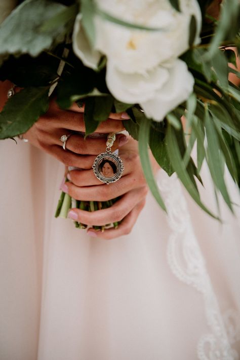 Memorial On Wedding Day, Memorial Bouquet Wedding, Wedding Memorial Ideas, Wedding Personal Touches, Wedding Locket, Elopement Photoshoot, Memorial Wedding, Memorial Ideas, Lily Wedding