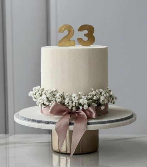 Engagement Cake Designs Simple 1 Tier, White Cake Decoration Birthday, 1 Tier Cake Design, Minimal Cake Design Birthday, Women’s Birthday Cake, Cute Minimalist Cake, Cake Designs Anniversary, Elegant Cake Ideas, Wedding Anniversary Cake Design