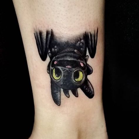 How To Train Your Dragon Tattoo Designs, Cute Toothless Tattoo, Httyd Toothless Tattoo, Small Toothless Dragon Tattoo, Tattoos Toothless, Toothless And Stitch Tattoo, Toothless Tattoo Ideas, Stitch And Toothless Tattoo, Tattoo Toothless