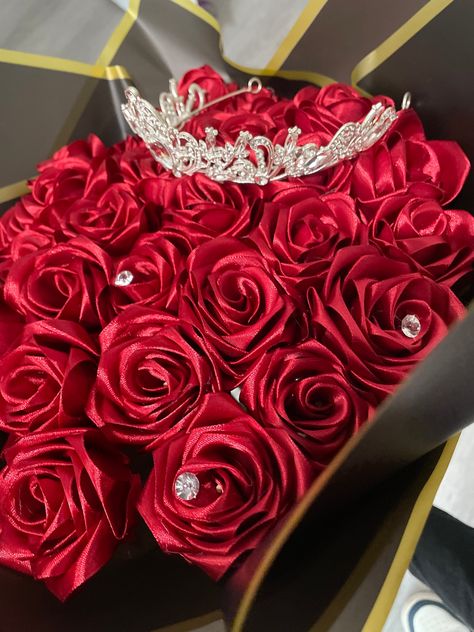 31 rose bouquet red for a quince Rose Bouquet Red, Quinceanera Bouquet, Roses Bouquet Gift, Quinceanera Themes Dresses, Red Quince, Luxury Flower Bouquets, Rose Flower Pictures, Red Bouquet, Quinceanera Themes