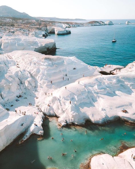 8,289 Me gusta, 145 comentarios - Culture Trip (@culturetrip) en Instagram: "Sarakiniko beach is one of the most-visited destinations in Milos, Greece. The white rocks and…" Sarakiniko Beach, Cavo Tagoo Mykonos, Greek Islands To Visit, Wallpaper Travel, Cyclades Islands, Voyage Europe, Destination Voyage, To Infinity And Beyond, Greek Island