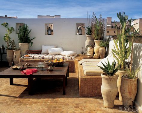 On the roof terrace of Stephen di Renza’s vacation house in Fez, Morocco, mattresses are placed on tiled platforms and covered with weavings traditionally worn by shepherds. The tables are made of lacquered iron, and vintage handthrown jars, which originally stored food, now hold cacti and other indigenous plants. Spanish Townhouse, Ideas Terraza, Southwest Decor, Patio Interior, Outdoor Living Room, Roof Top, Roof Terrace, Roof Garden, Atlas Mountains