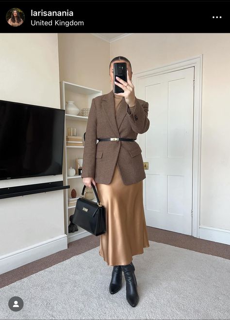 Brown Satin Skirt Outfit Classy, Luxury Brown Skirt Suit For Fall, Brown Formal Skirt For Fall, Blazer Long Skirt, Brown Winter Office Skirt, Satin Brown Skirt, Outfit Bureau, Long Brown Skirt, Chunky Jacket