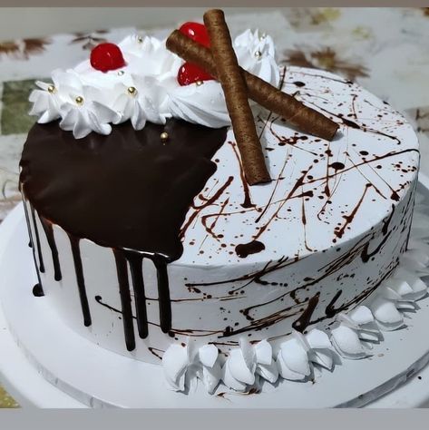 Chocolate Birthday Cake Decoration, Cake Design Tutorial, Chocolate Cake Designs, Birthday Cake Decorating Ideas, Chocolate Dishes, Cake Decorating For Beginners, Online Cake Delivery, Decorating Frosting, Beautiful Cake Designs