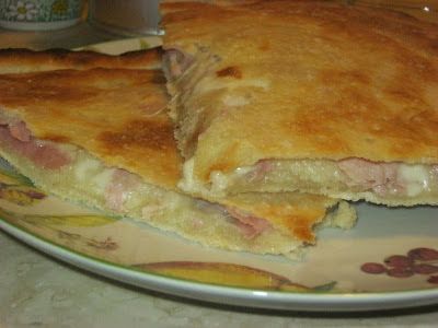 FOCACCIA FARCITA con formaggio e prosciutto Pizza Focaccia, Slow Food, Italian Style, Puglia, Bread Recipes, Sandwiches, Food And Drink, Pizza, Bread