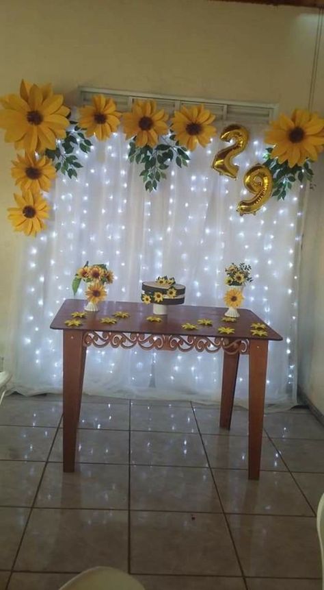 Diy Sunflower Wedding, Sunflower Birthday Parties, Rustic Ceremony, Diy Sunflower, Sunflower Wedding Decorations, Flower Room Decor, Happy Birthday Decor, Sunflower Party, Birthday Room Decorations