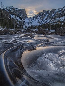 Photographer Discovers Frozen Waves in Colorado Lake | Fstoppers Pearl Cakes, Colour Nail Art, Picasso Collage, Ice Oc, Nature Photography Wallpaper, Frozen Waves, Stacked Laundry, Colorado Lakes, Golden Record