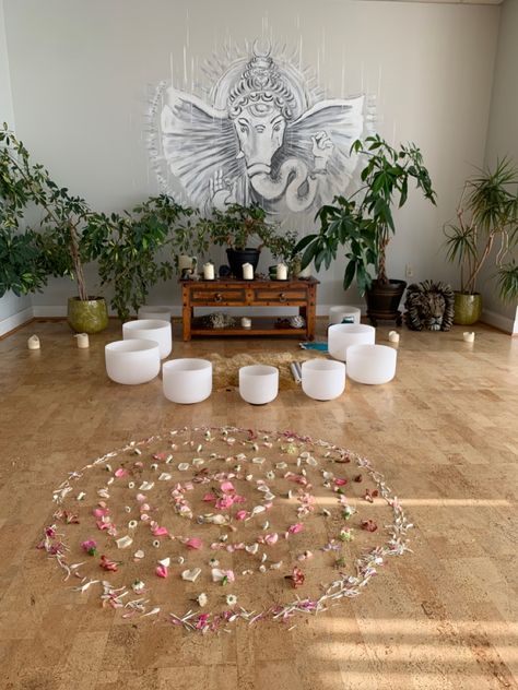 Plant Altar, Yoga Ceremony, Zen Crafts, Room Ideas 90s, Room Ideas Beachy, Meditation Platform, Reiki Room Decor, Crystal Healing Room, Healing Room Ideas