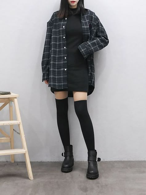 Edgy Shoes, Rok Outfit, Goth Outfit, Thigh High Socks, Korean Fashion Trends, Ulzzang Fashion, 가을 패션, Fashion Korean, Fan Fiction