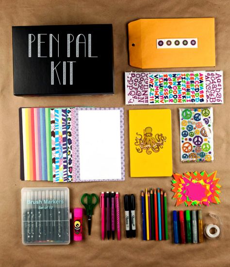 OMG awesomest idea ever.  I have a feeling I'm going to be giving a million of these away over the years of being a Military Family! Pen Pal Ideas, Penpal Ideas, Pen Pal Kit, Journaling 101, Diy Pen, Snail Mail Pen Pals, Love Mail, Journal Diy, Fun Mail