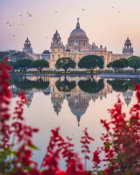 5 Top Places to Shoot in Kolkata, a 400-Year-Old Indian City | PetaPixel Victoria Memorial Kolkata, Outdoor Drawing, Kolkata Street, Indian City, Victoria Memorial, Unique Images, Motivational Wallpaper, Wall Paintings, Old Street