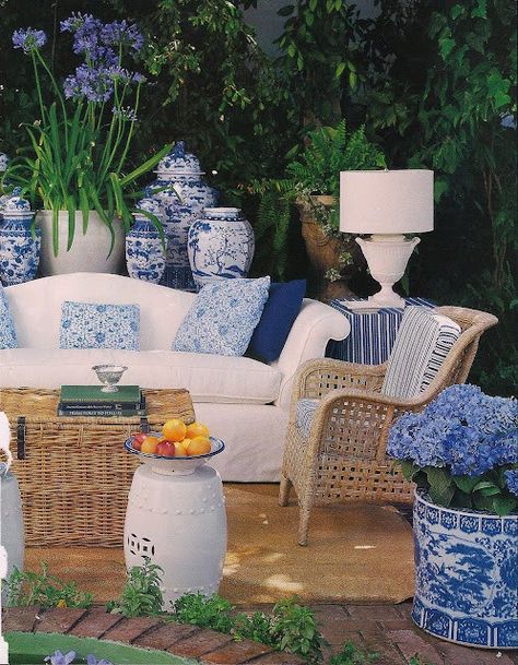 blue and white crispness Blue And White Vases, Garden Sitting Areas, Blue And White Decor, Sitting Areas, Blue White Decor, Casa Exterior, Chinoiserie Chic, Outdoor Living Room, Outdoor Inspirations