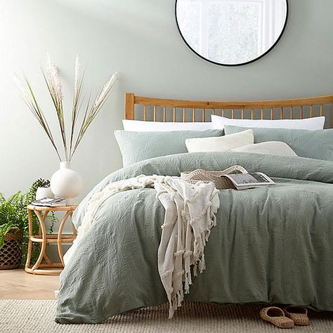 Sage Duvet Cover, Warm Neutral Bedroom Ideas, Downlights Living Room, Earth Tones Bedroom Decor, Sage Green Duvet, Cosy Bedroom Decor, Leave Design, Eclectic Decor Bedroom, Dark Bedroom Furniture