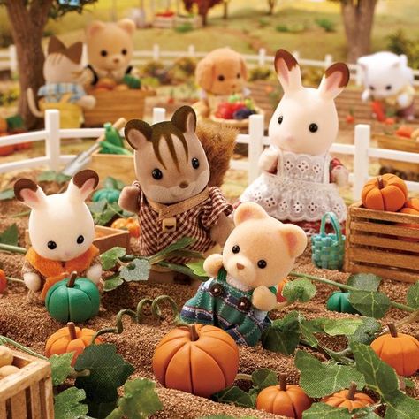 Calico Critters Official on Instagram: "It's time to harvest the pumpkins and everyone's helping! When they get home they'll make jack-o'-lanterns! 🎃 #pumpkins #harvest #halloween #Calicofamilies #Calicofamily #Calico #calicocritters #calico #dollhouse #miniature" Sylvanian Dollhouse, Critters 3, Calico Critters Families, Miniature Halloween, Calico Critters, Little Critter, Sylvanian Families, Cute Toys, It's Fall