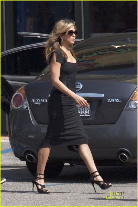 Jennifer Aniston's black dress in Just Go With It Jennifer Aniston Just Go With It Outfits, Jennifer Aniston Dress 90s, Just Go With It Jennifer Aniston, Jennifer Aniston Just Go With It, Just Go With It Movie, Jennifer Aniston Black Dress, Jen Aniston Hair, Jennifer Aniston Dress, Jeniffer Aniston