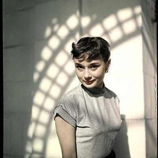 Audrey Hepburn, c. 1953. - #AudreyHepburn #Cinema #Movie #ClassicMovies #ClassicHollywood #OldHollywood #Vintage #VintageHollywood #VintageFilm #VintageMovies #Hollywood #GoldenAgeCinema #GoldenAgeOfHollywood #OldMovies #GoldenAge #GoldenEra Audrey Hepburn Color, Aubrey Hepburn, Audrey Hepburn Photos, Cinema Movie, Classic Movie Stars, Roman Holiday, Classic Actresses, British Actresses, Vintage Film