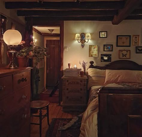 Dark Colonial Bedroom, Old People House Interior, Old People Bedroom, Witchy Cottage Bedroom, Cozy Old Home, Cozy Old Home Aesthetic, Warm Home Aesthetic Bedroom, Granny House Aesthetic, Little Women House Aesthetic