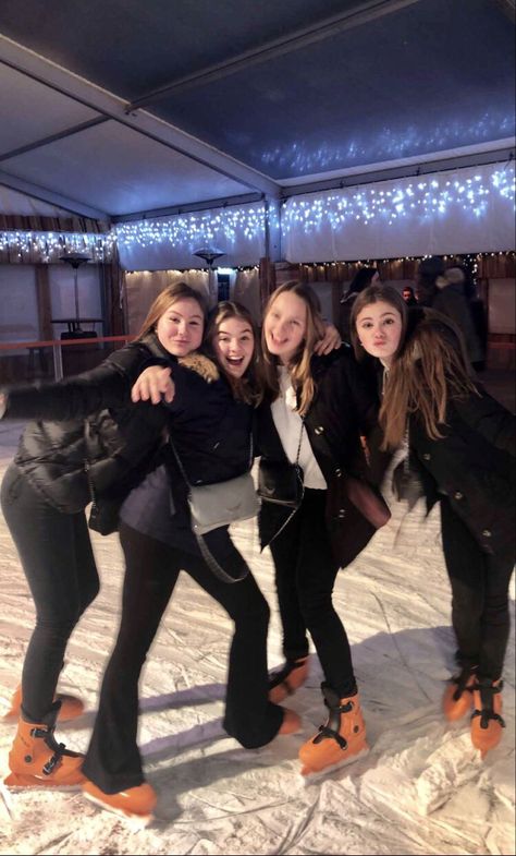 Ice Skating Outfit With Friends, Ice Skating Pictures With Friends, Outfit With Friends, Ice Outfit, Ice Skating Aesthetic, Aesthetic Best Friends, Ice Skating Pictures, Skating Photos, Skating Pictures