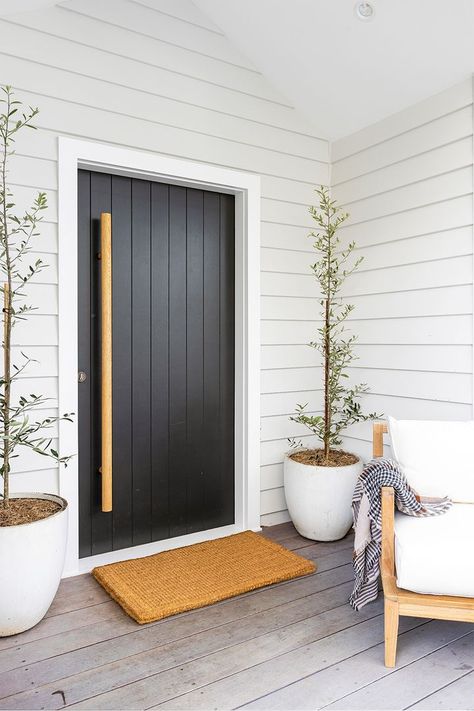 Beach House Front Door, Modern Front Porch Decor, Hamptons House Exterior, Modern Front Porches, Weatherboard House, House Front Door Design, Modern Porch, Black Front Doors, Beach House Exterior