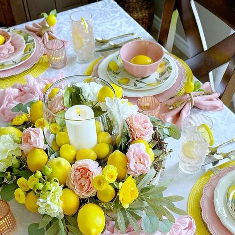 Lemon Theme Brunch, Pink Lemonade Baby Shower Centerpieces, Pink Lemonade Wedding, Mom Birthday Party Ideas Decorations, Mom Birthday Theme Ideas, Pink Lemonade Baby Shower Theme, Lemon Baby Shower Theme Girl, Easter Dinner Tablescape, Lemonade Party Theme