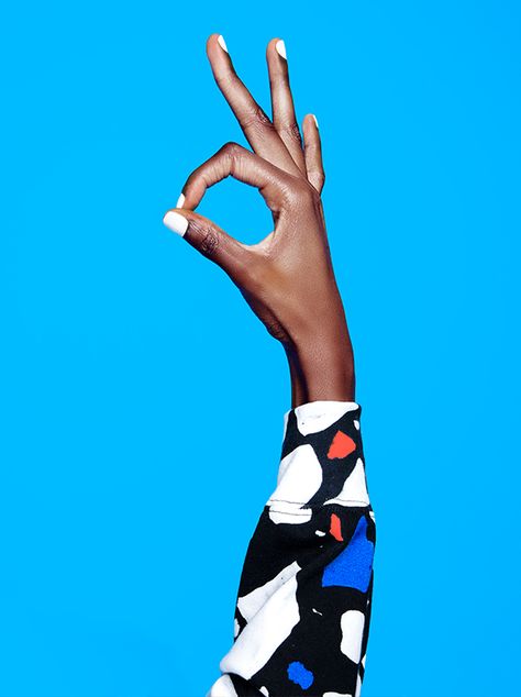 Mode Pop, Hand Photography, Hand Reference, Trik Fotografi, Hand Holding, Blue Background, Color Inspiration, Art Direction, Editorial Fashion